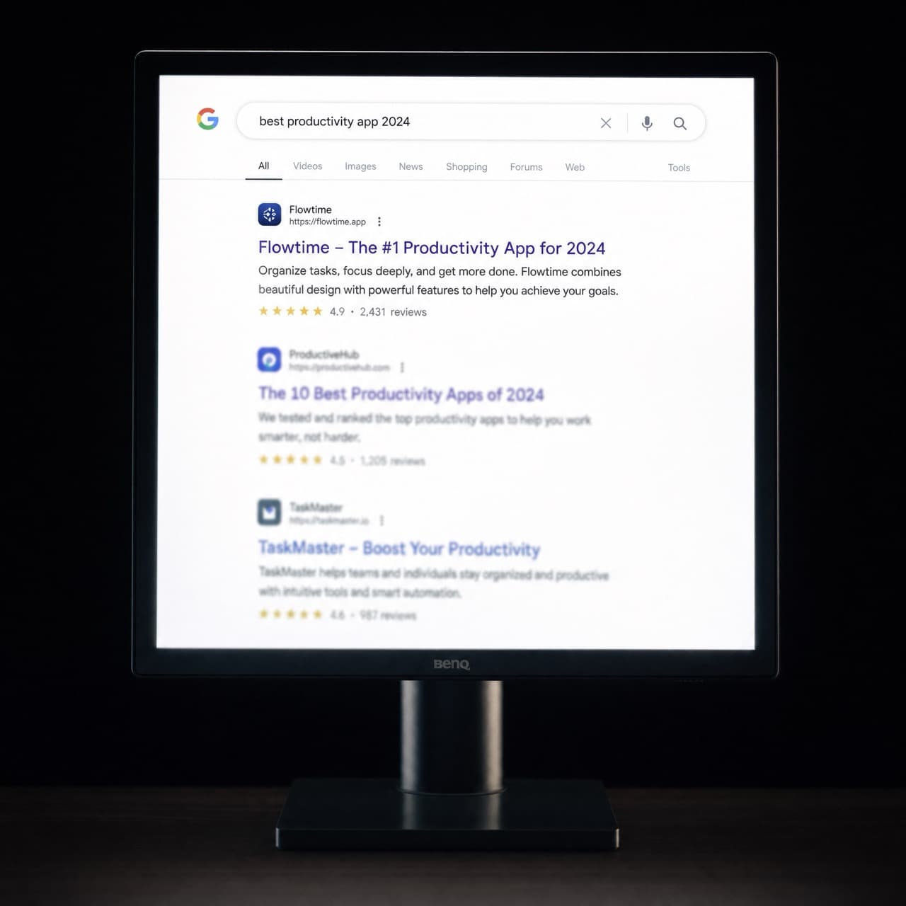 Un monitor cu o pagină de rezultate Google, în care primul rezultat e clar, iar cele de sub el se estompează